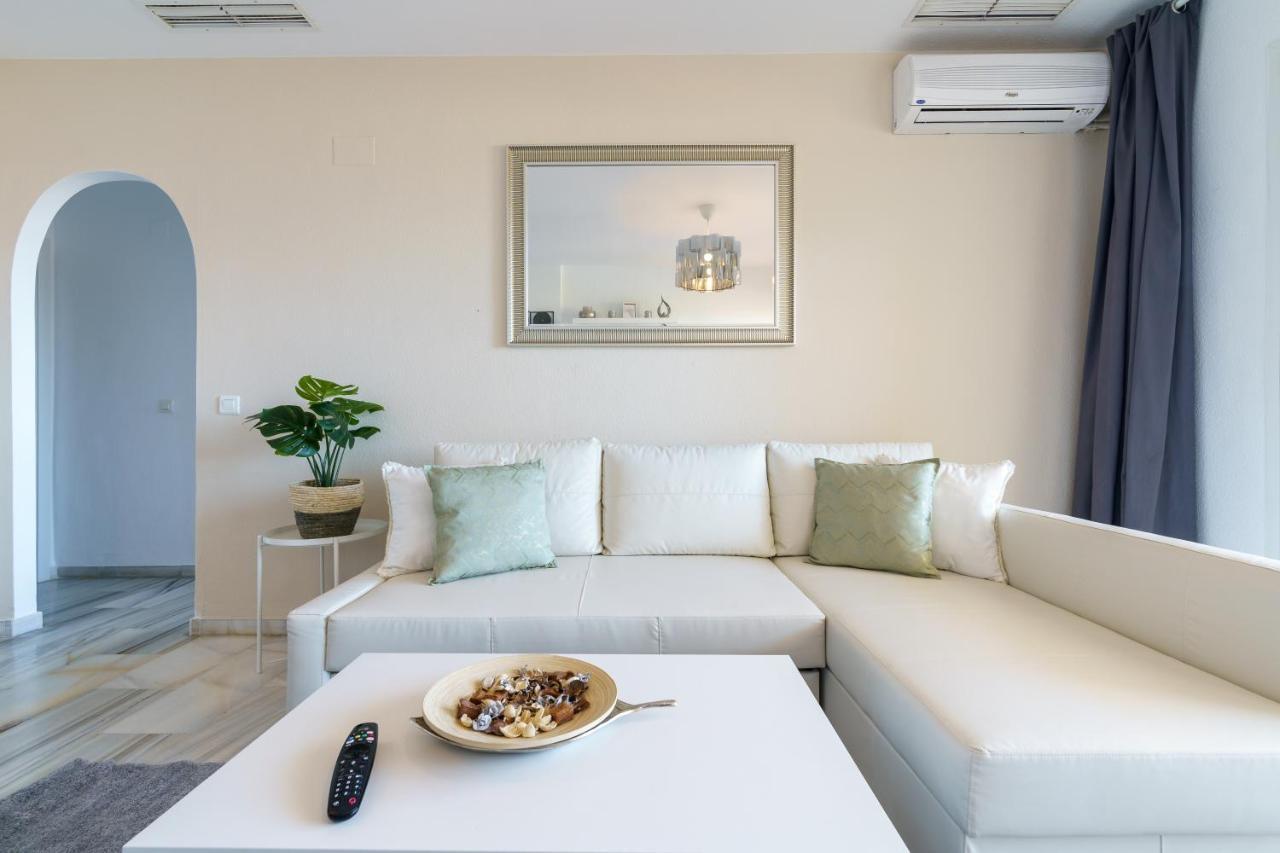 Chic Beachfront Flat With Amazing Sea Views And Private Indoor Parking Benalmadena Exterior photo