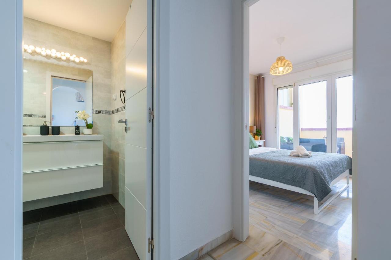 Chic Beachfront Flat With Amazing Sea Views And Private Indoor Parking Benalmadena Exterior photo