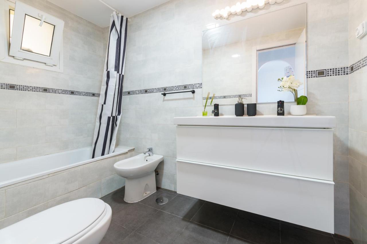 Chic Beachfront Flat With Amazing Sea Views And Private Indoor Parking Benalmadena Exterior photo